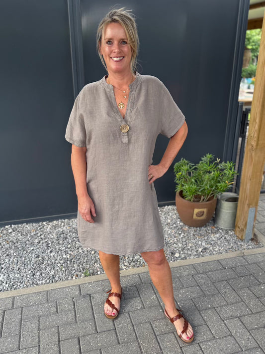 linnen jurkje met gouden knoop taupe