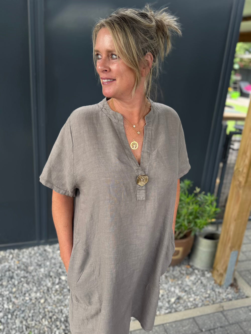 linnen jurkje met gouden knoop taupe