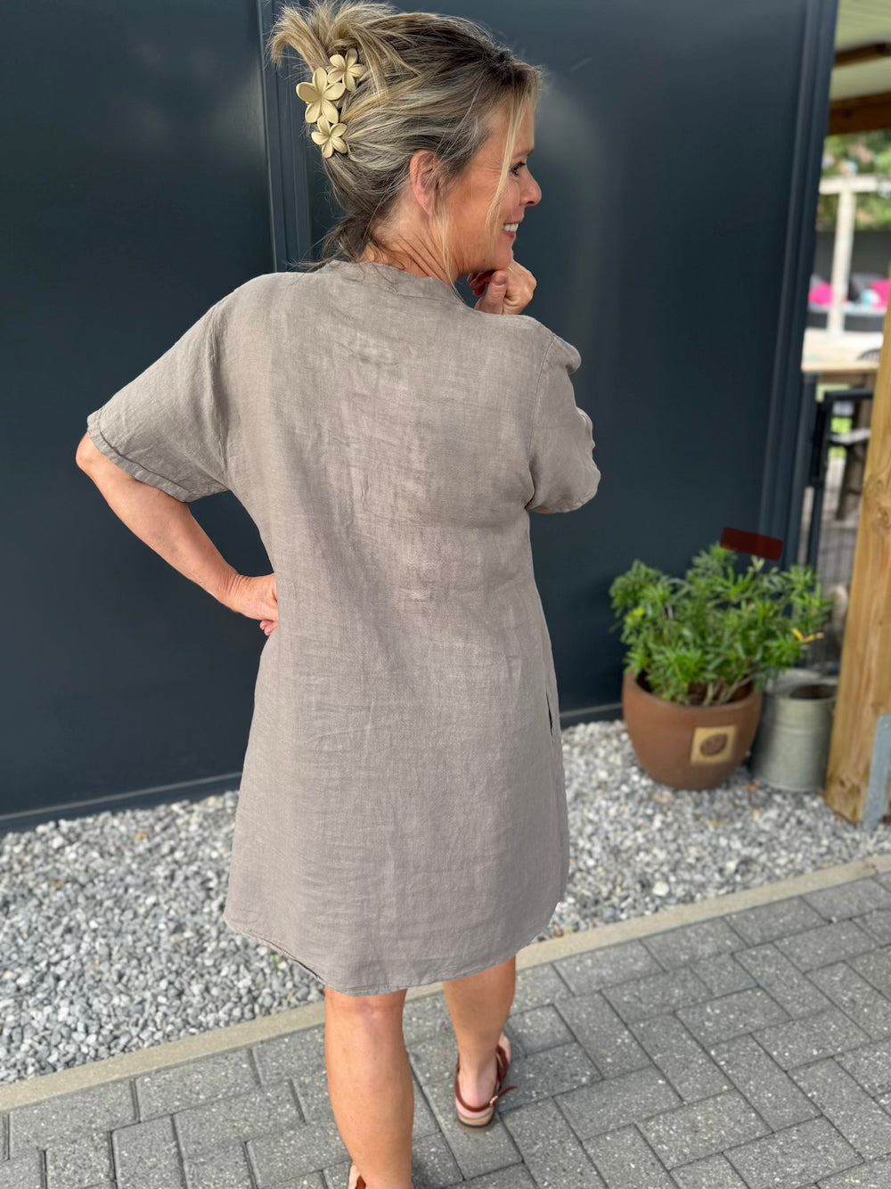 linnen jurkje met gouden knoop taupe