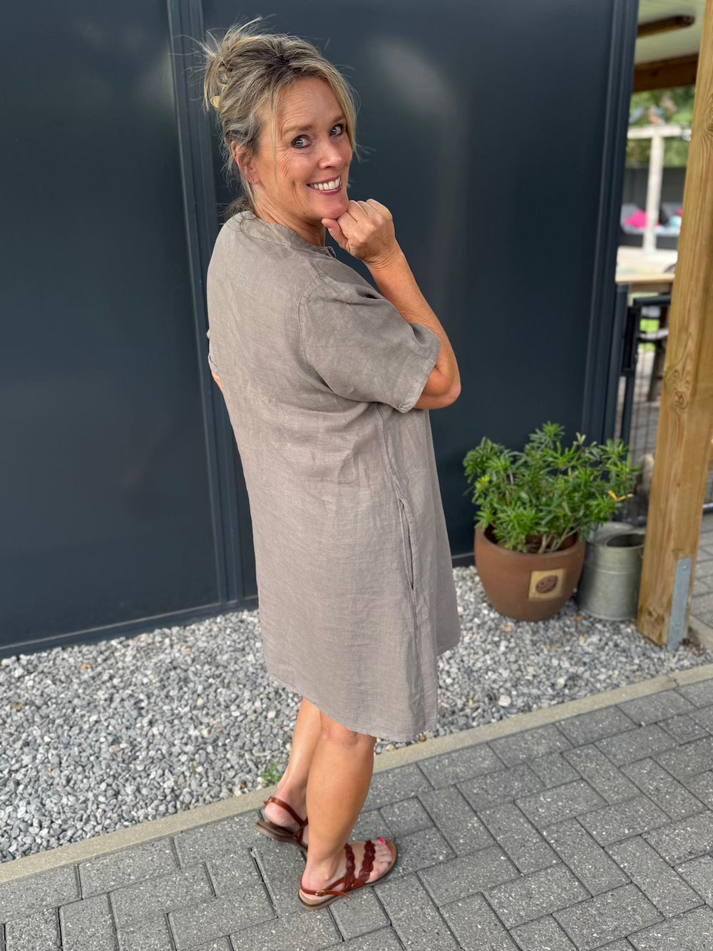 linnen jurkje met gouden knoop taupe
