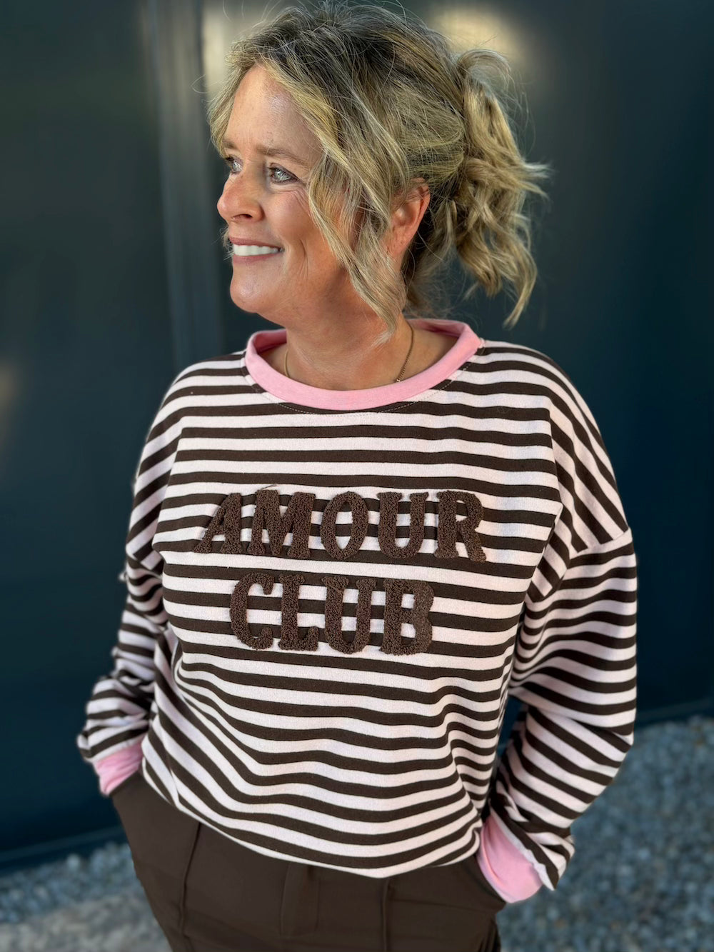 Sweater amour club gestreept roze met bruin