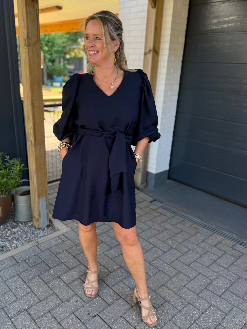 Jurkje met pofmouw en ceintuur marine blauw