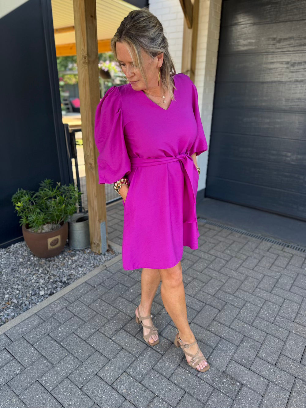 Jurkje met pofmouw en ceintuur magenta