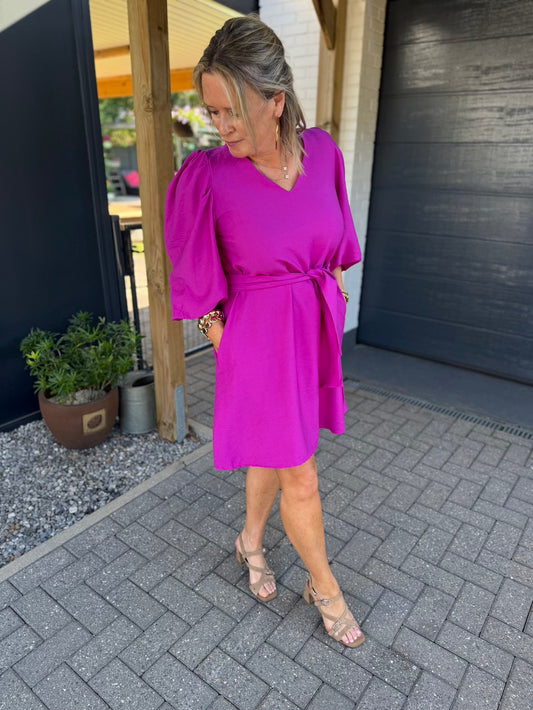 Jurkje met pofmouw en ceintuur magenta