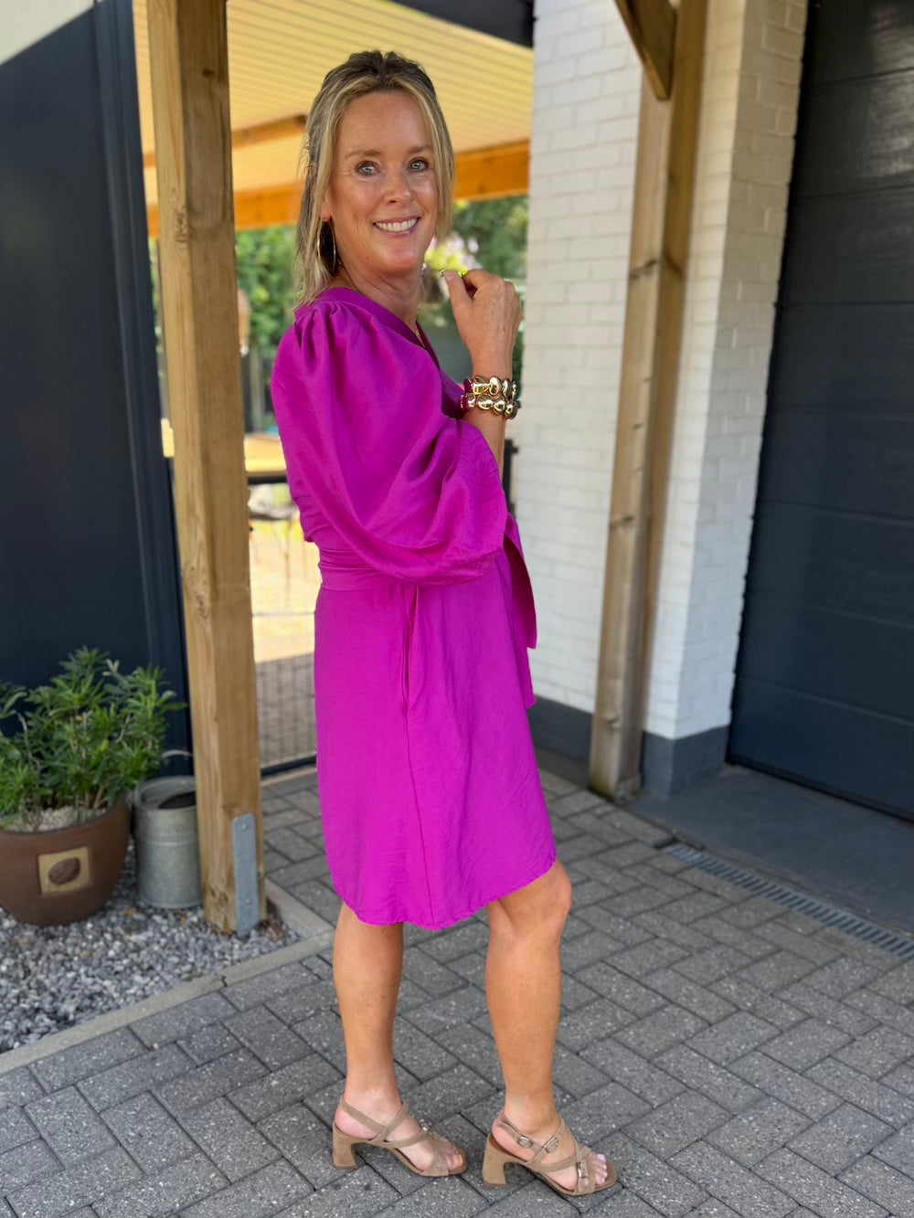 Jurkje met pofmouw en ceintuur magent