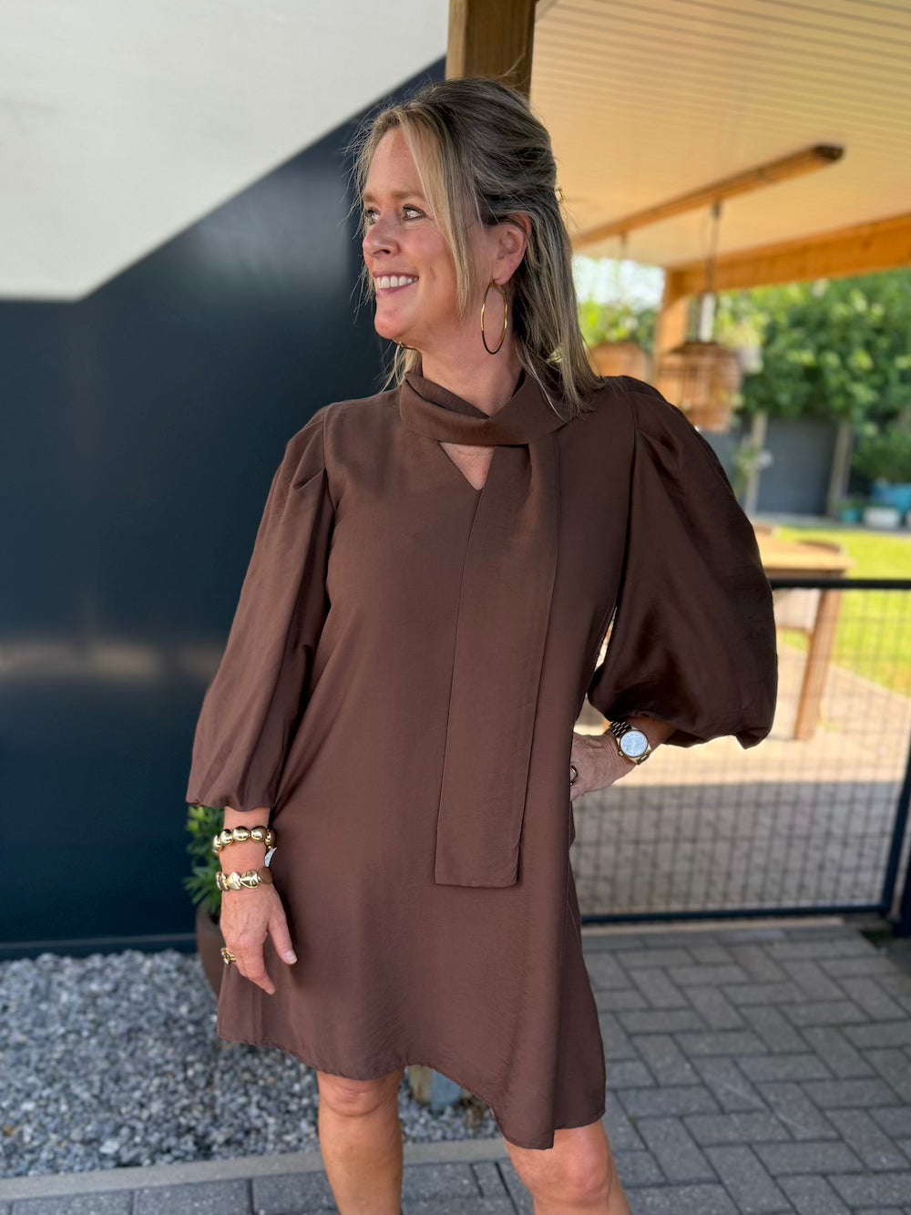 Jurkje met pofmouw en ceintuur bruin