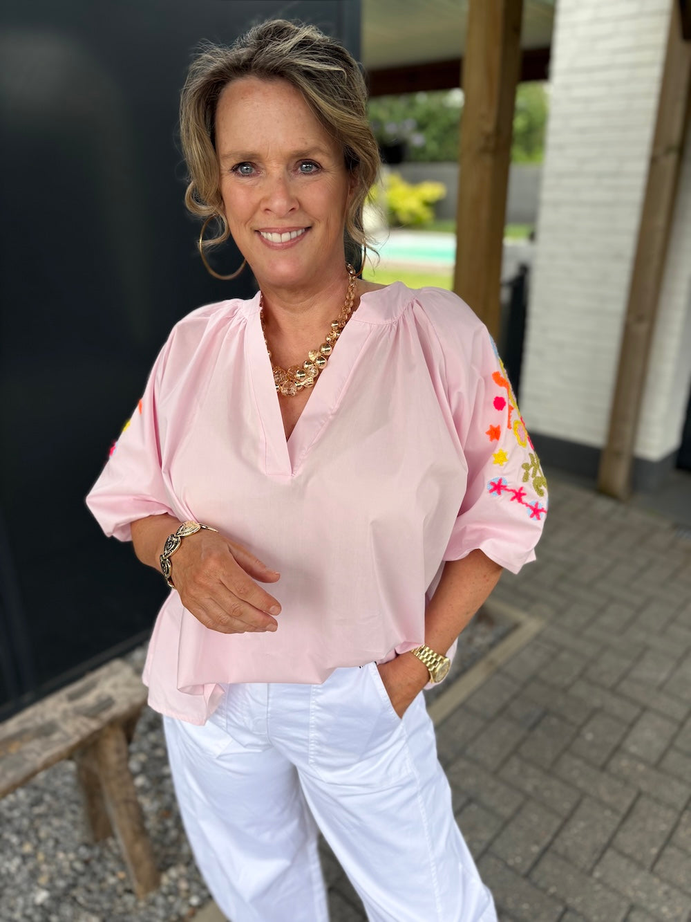 Blouse met geborduurde bloemen en pofmouw roze