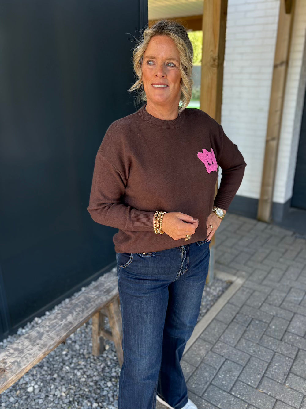 Trui love yourself bruin met roze applicatie