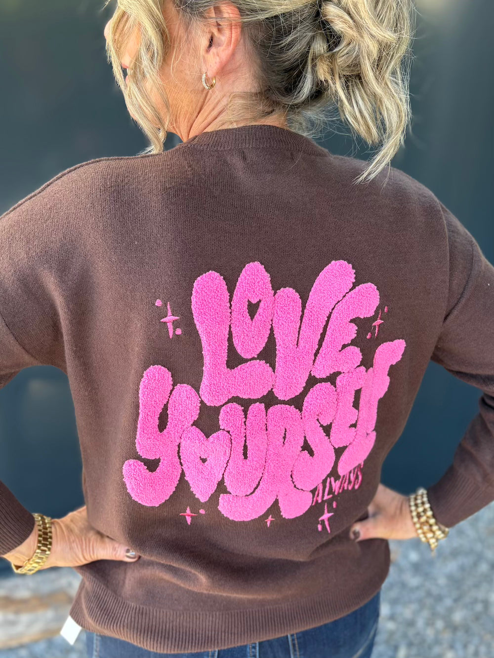 Trui love yourself bruin met roze applicatie