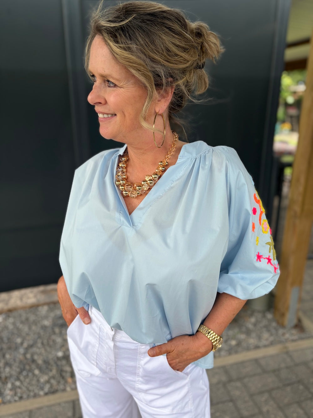 Blouse pofmouw met geborduurde bloemen lichtblauw