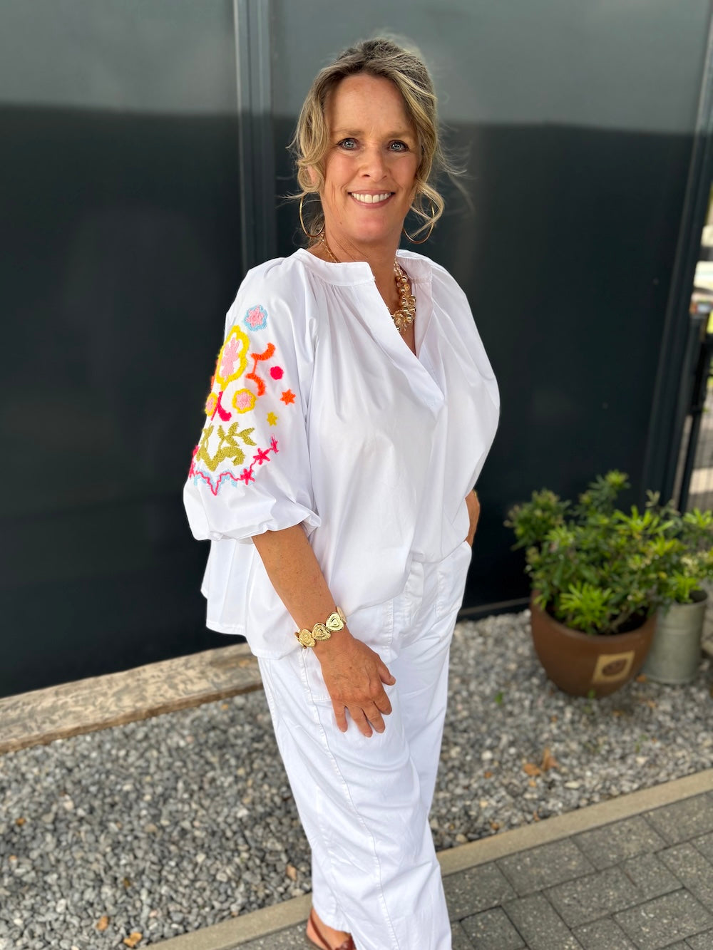 Blouse wit met geborduurde bloemen en pofmouw