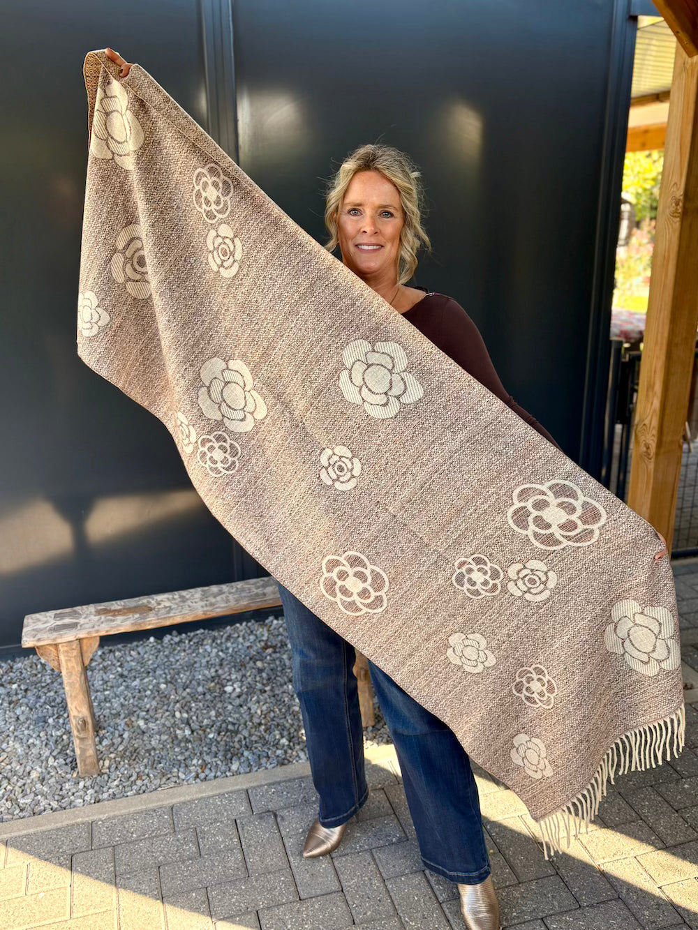 sjaal beige bruin met bloem
