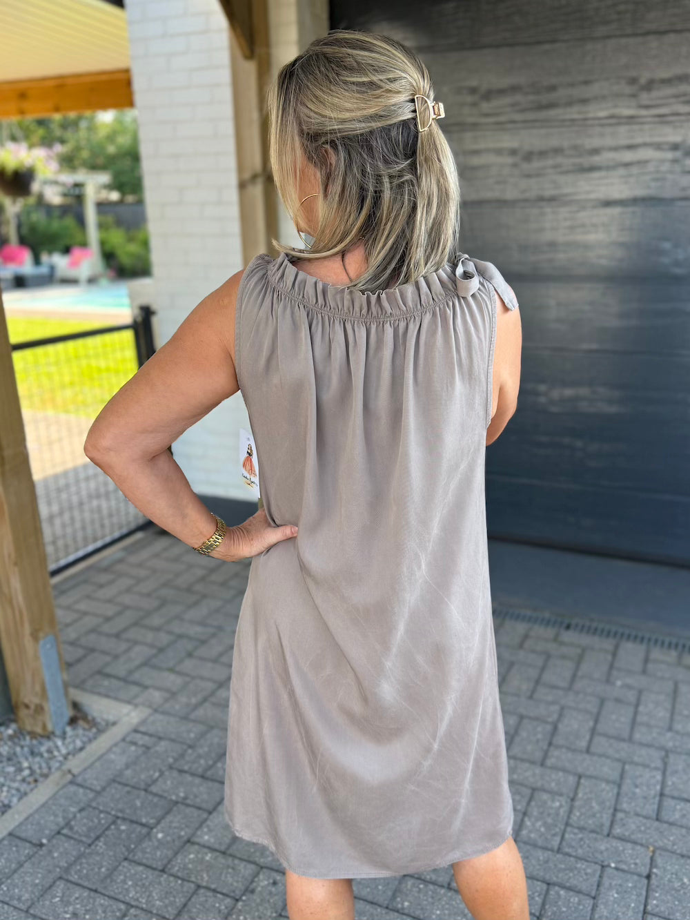 mouwloos jurkje gefronste hals met strik taupe
