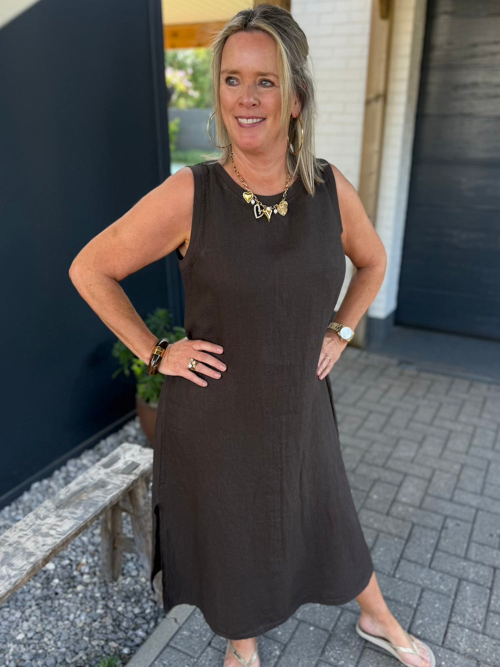 mididress met split linnen mouwloos bruin