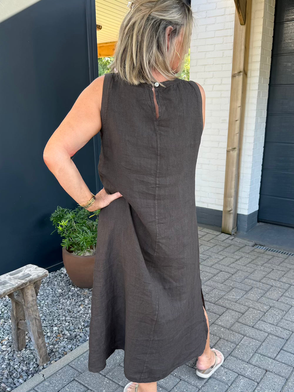 mididress met split linnen mouwloos bruin