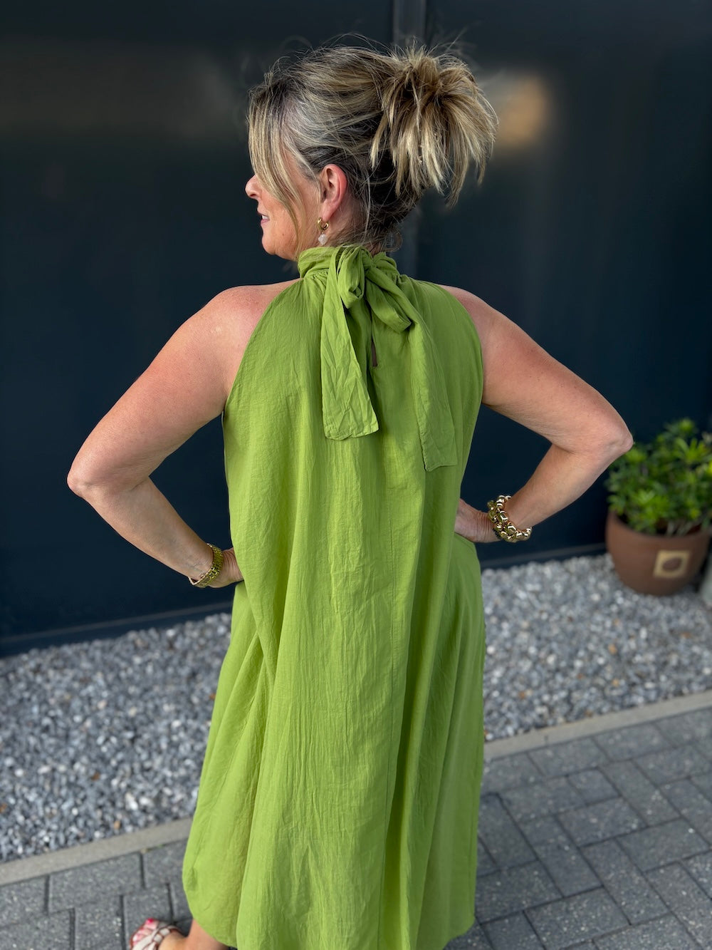 Katoenen zomerjurk met striklint olijfgroen