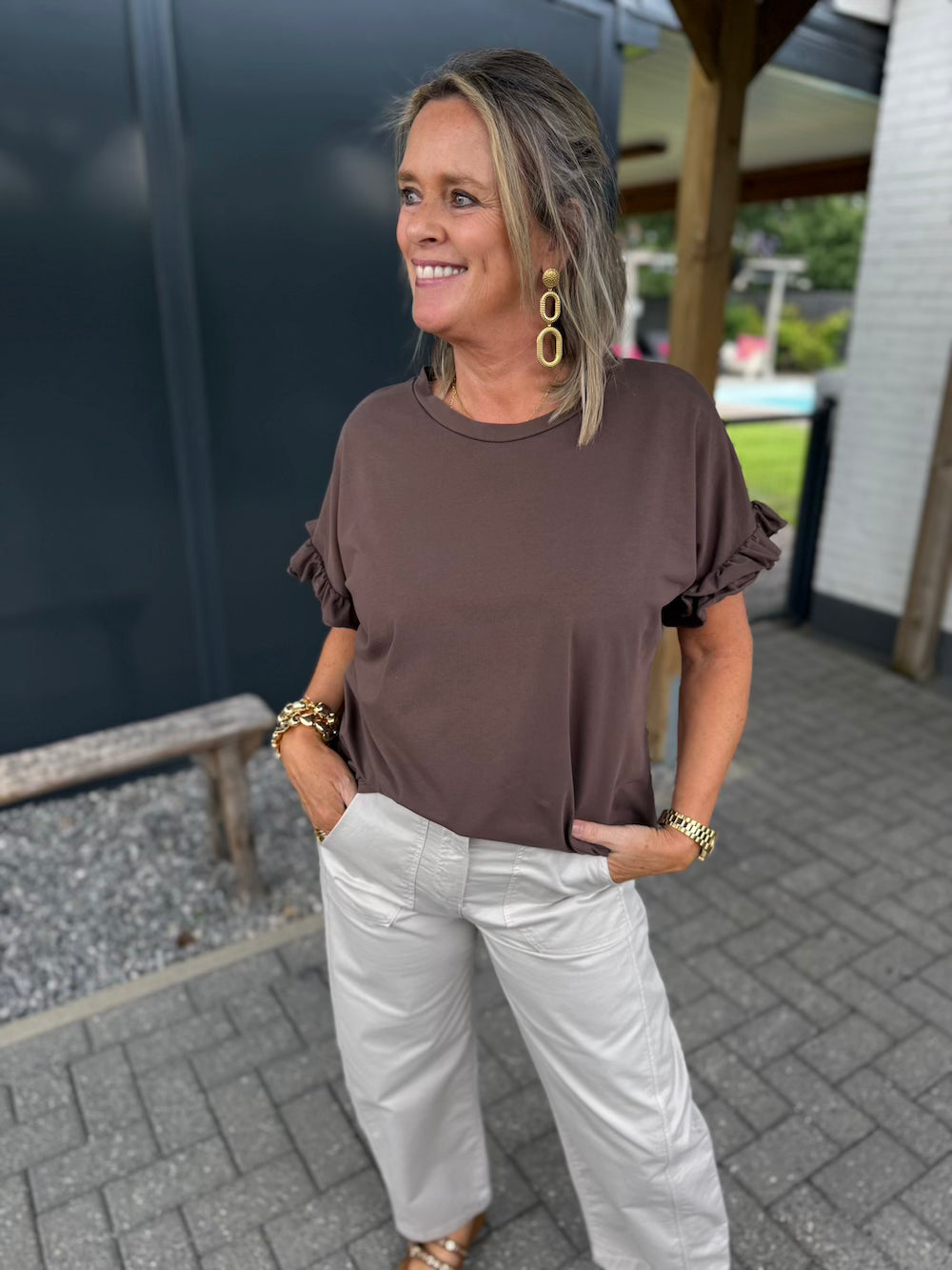 T shirt met ruches mouw bruin
