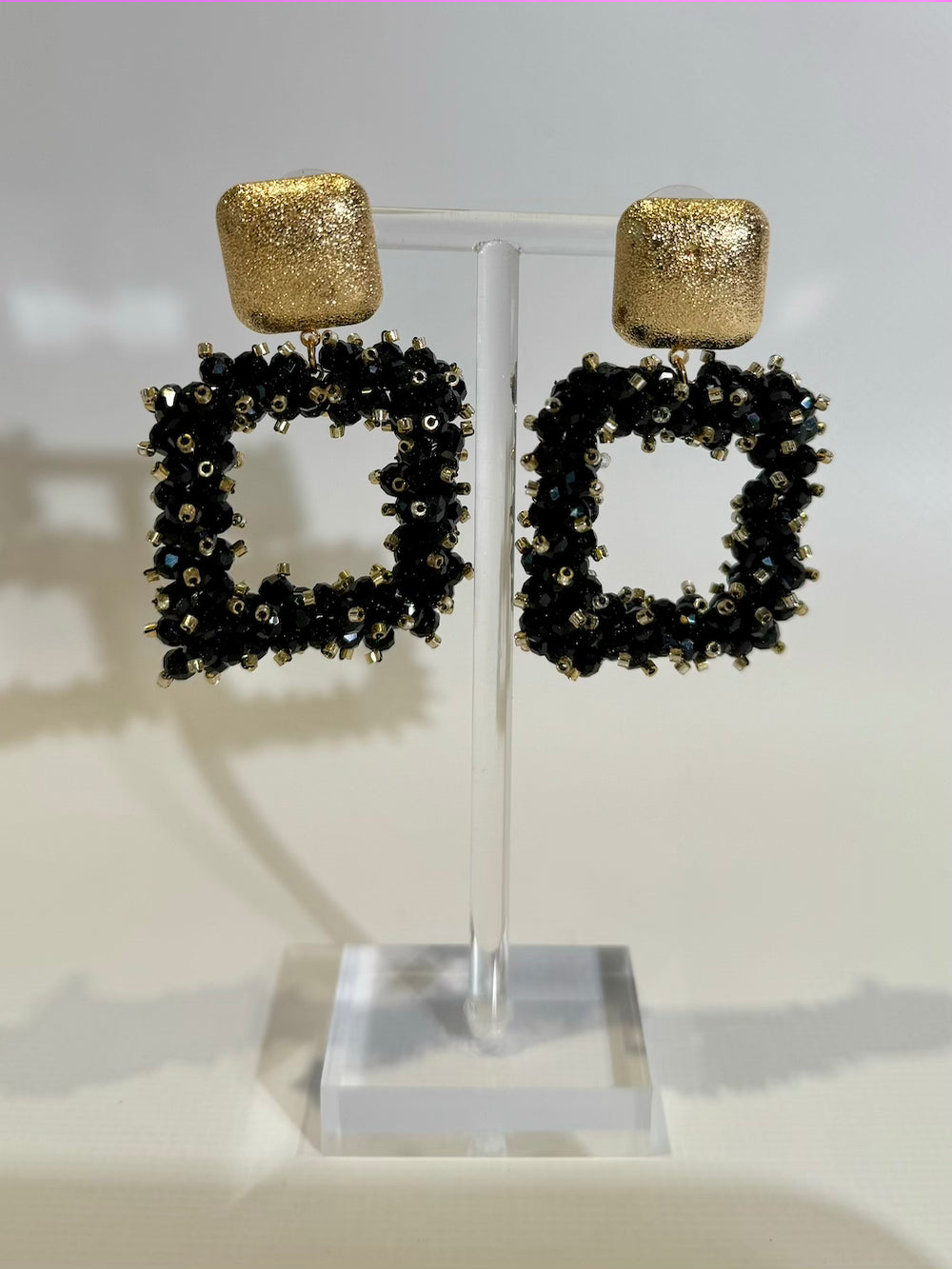 Statement oorbel vierkant zwart met goud