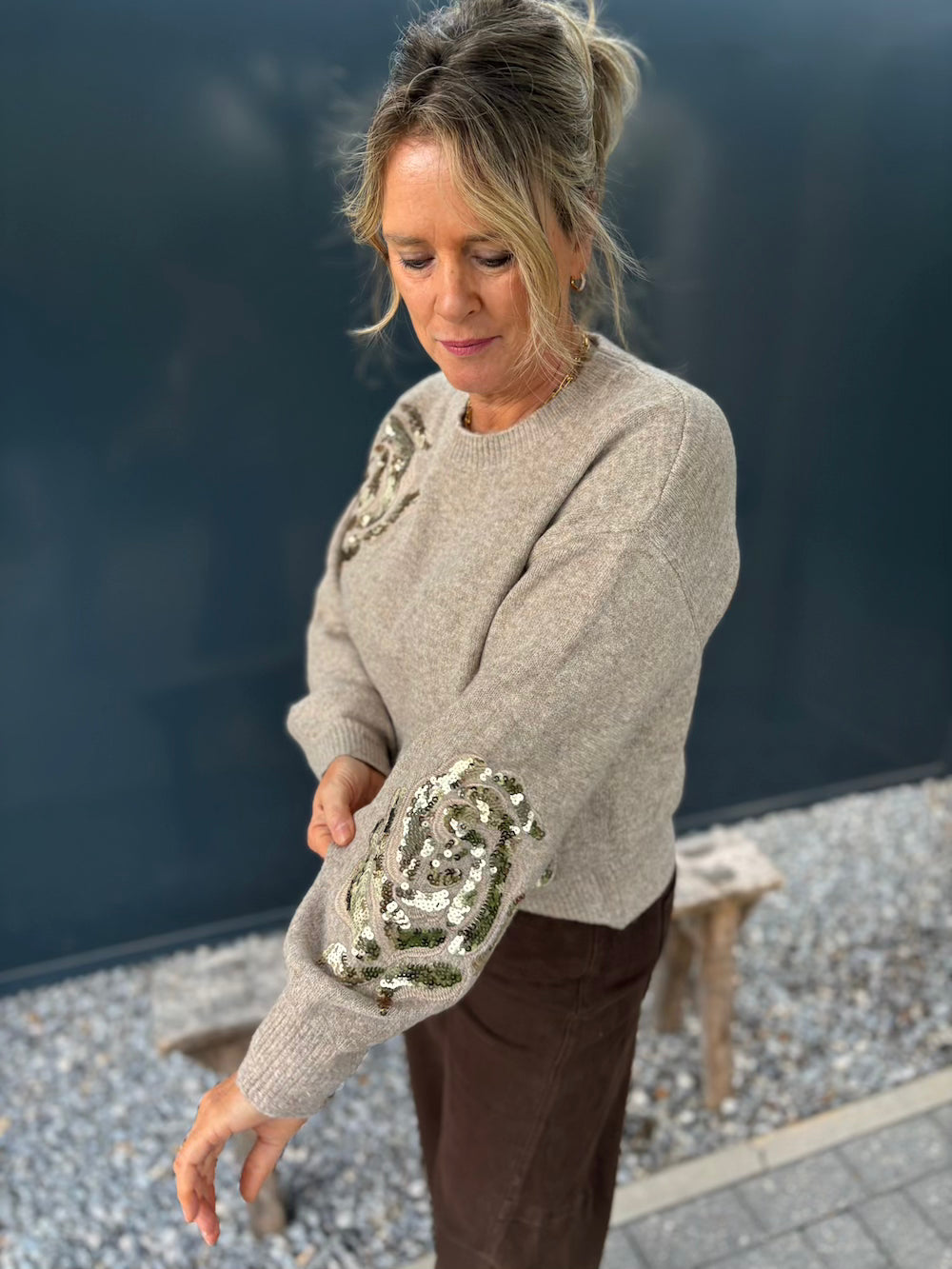 Trui gebreid met pailetten taupe