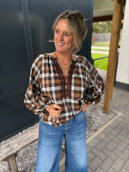 Blouse ruit bruin met bloem applicatie