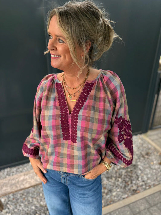 Blouse bordeaux magenta met ruiten en bloemen details