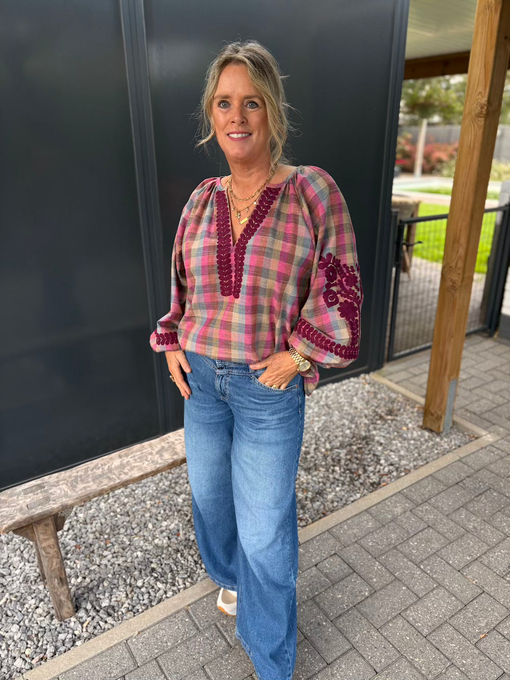 Blouse met ruit bordeaux en bloem applicatie