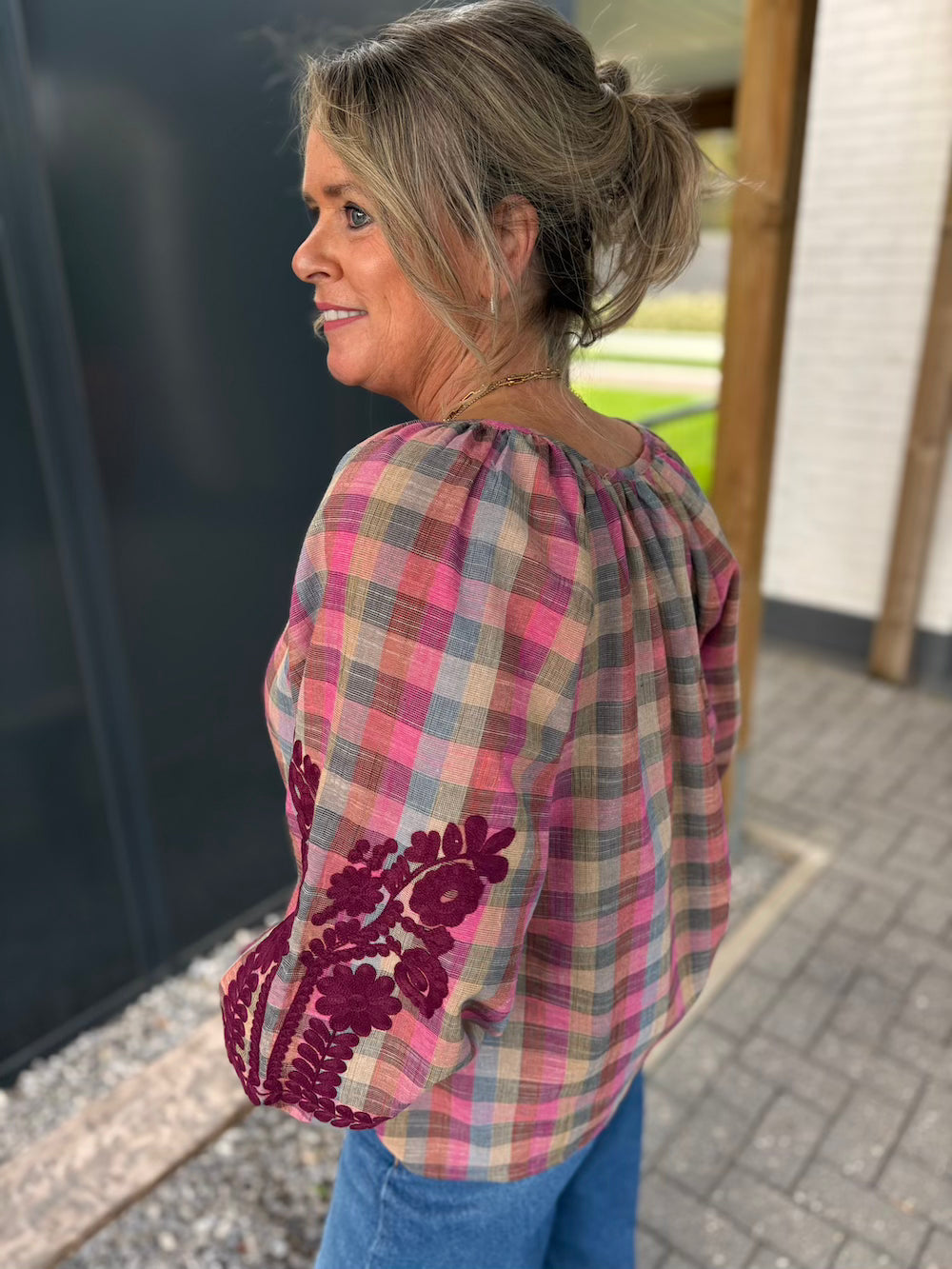 Blouse met ruit bordeaux en bloem applicatie