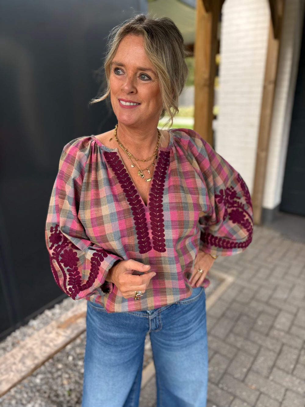 Blouse met ruit bordeaux en bloem applicatie