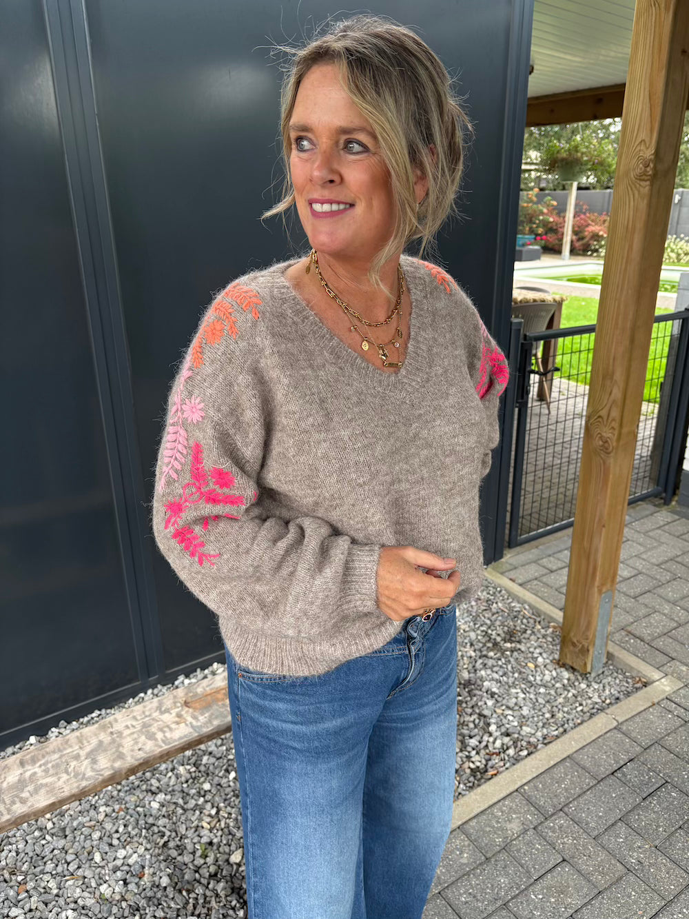Trui gebreid V hals met bloemenmouw taupe