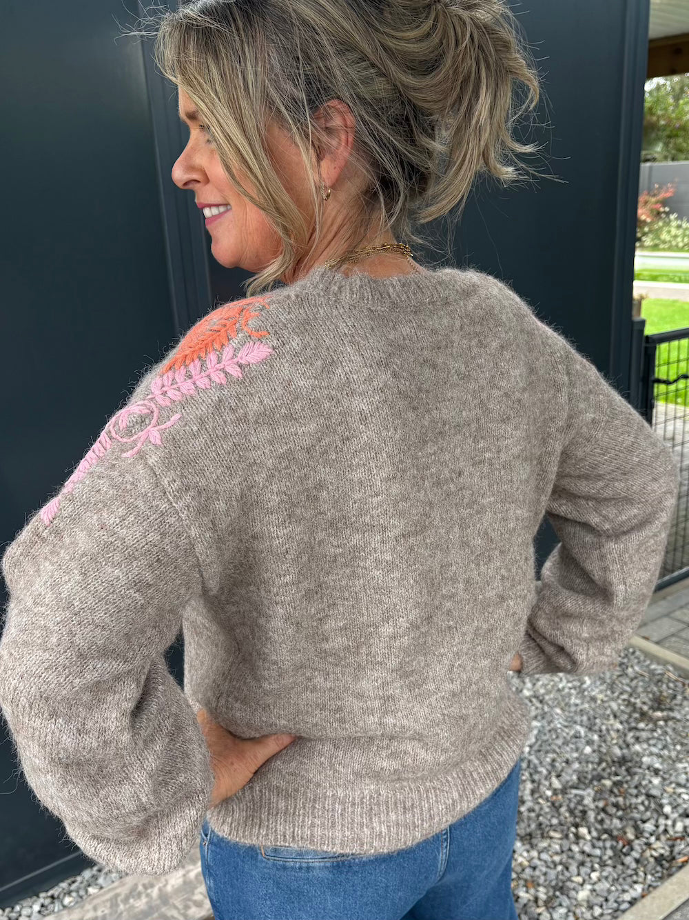 Trui gebreid V hals met bloemenmouw taupe