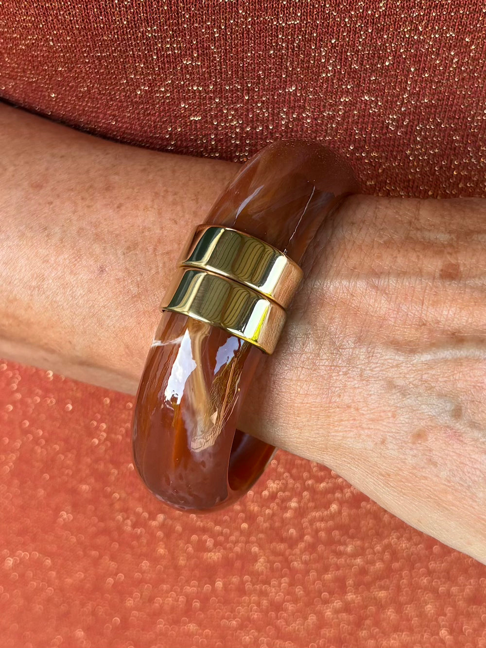 bangle gouden sluiting cognac
