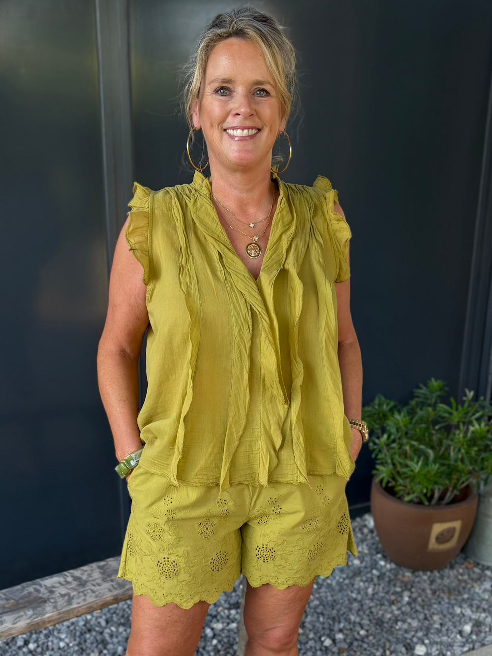 Short broderie olijfgroen
