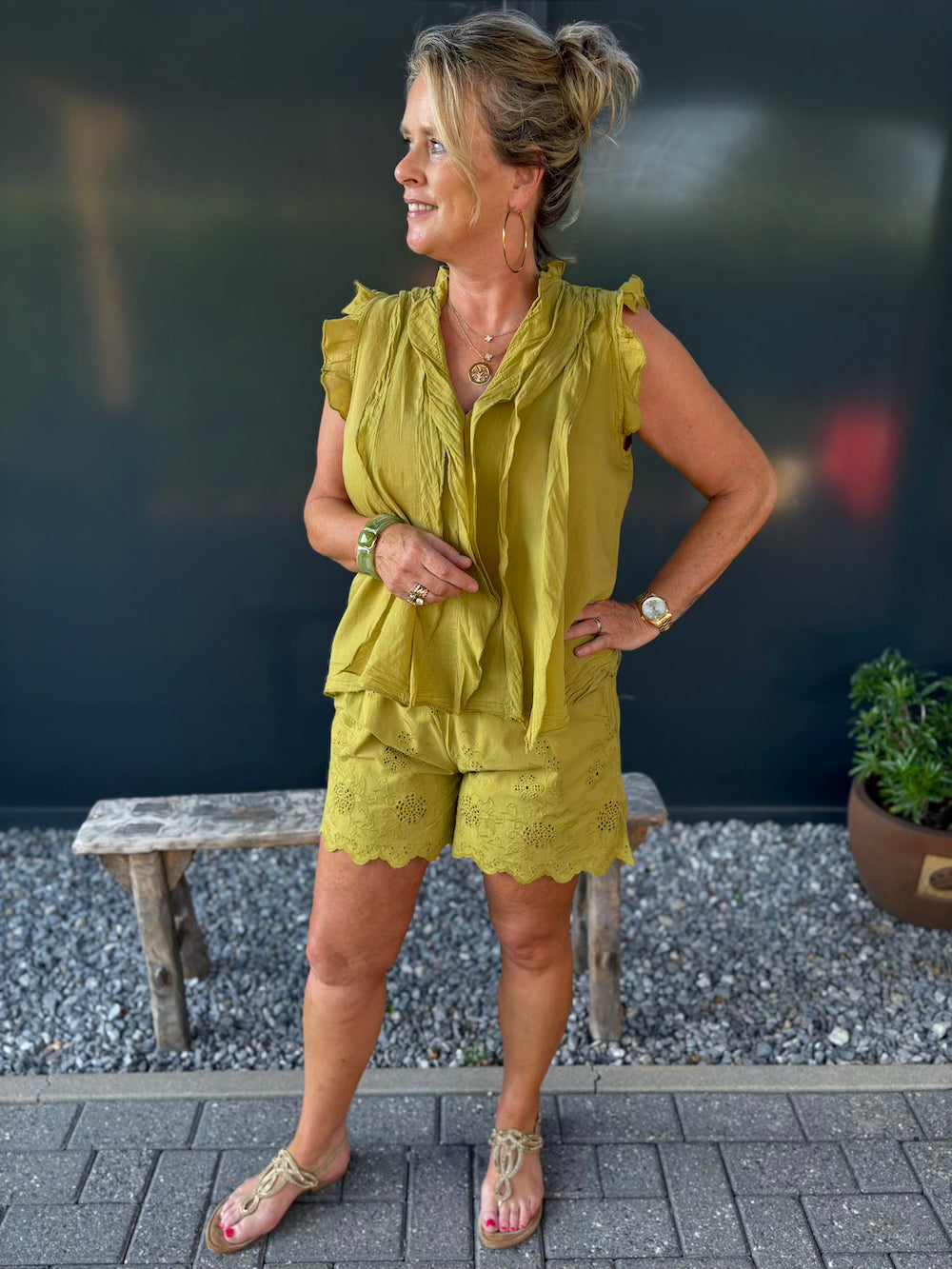 short met broderie details olijf