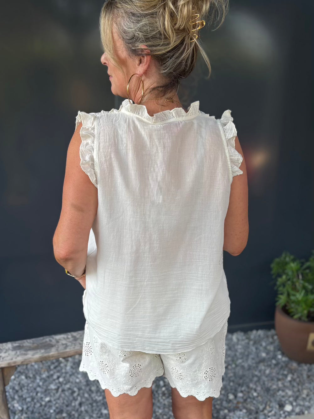 short met broderie details creme