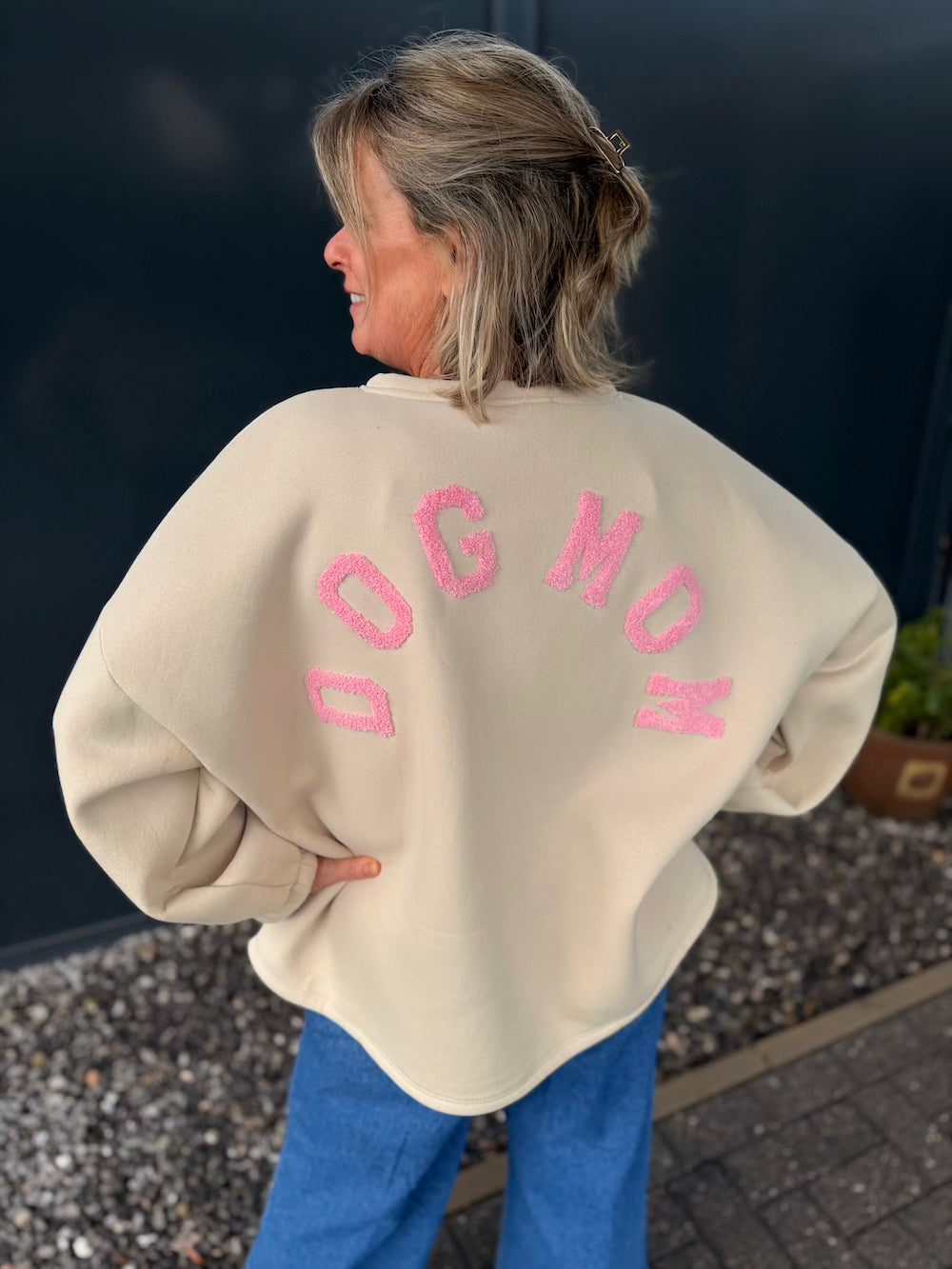 Sweater dog mom beige roze
