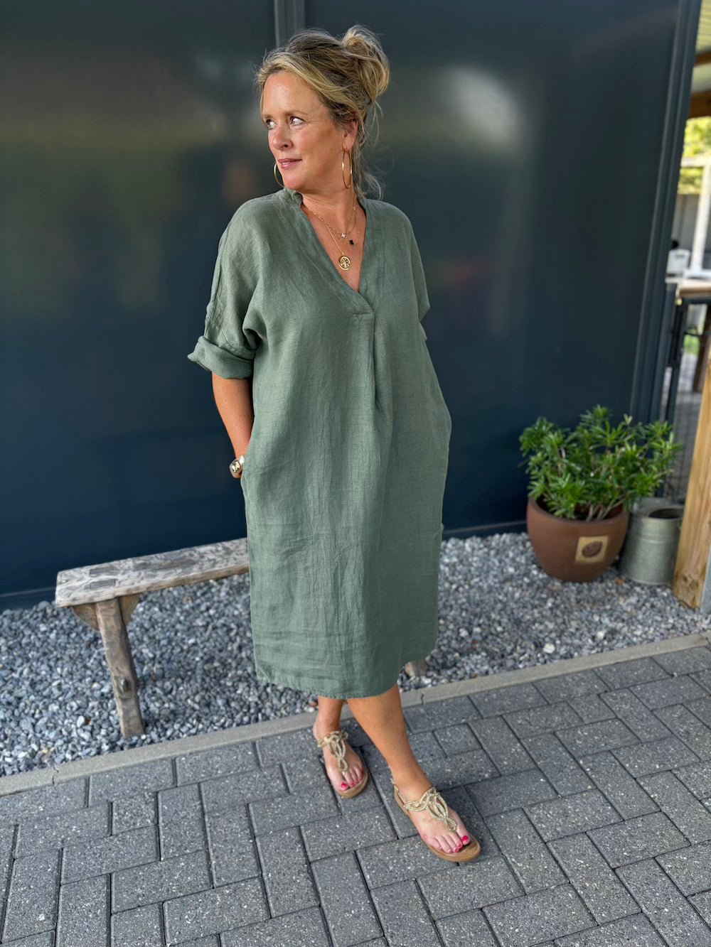 Mididress v hals linnen khaki