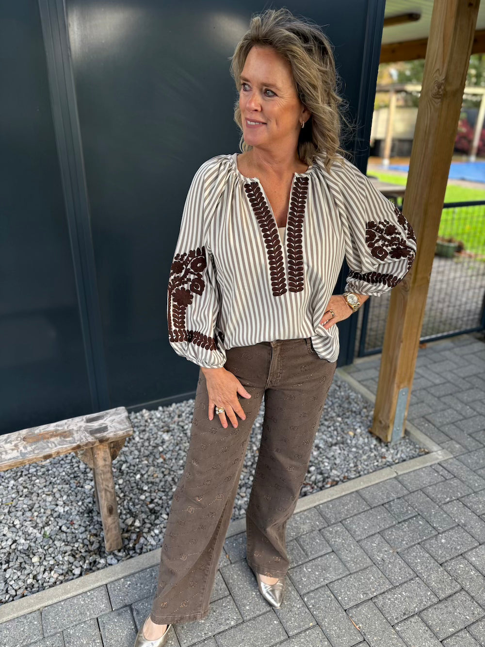 Blouse met bloemenmouw bruin gestreept