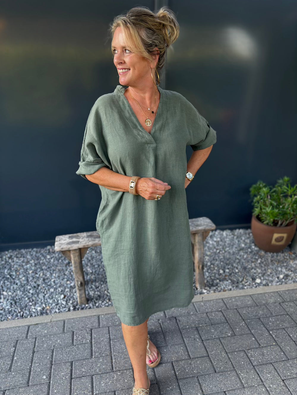 Mididress v hals linnen khaki