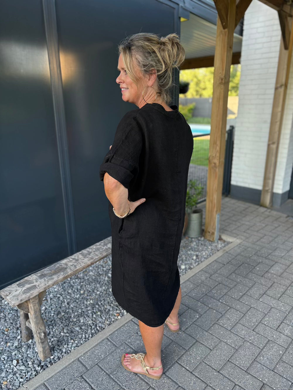 Mididress v hals linnen zwart