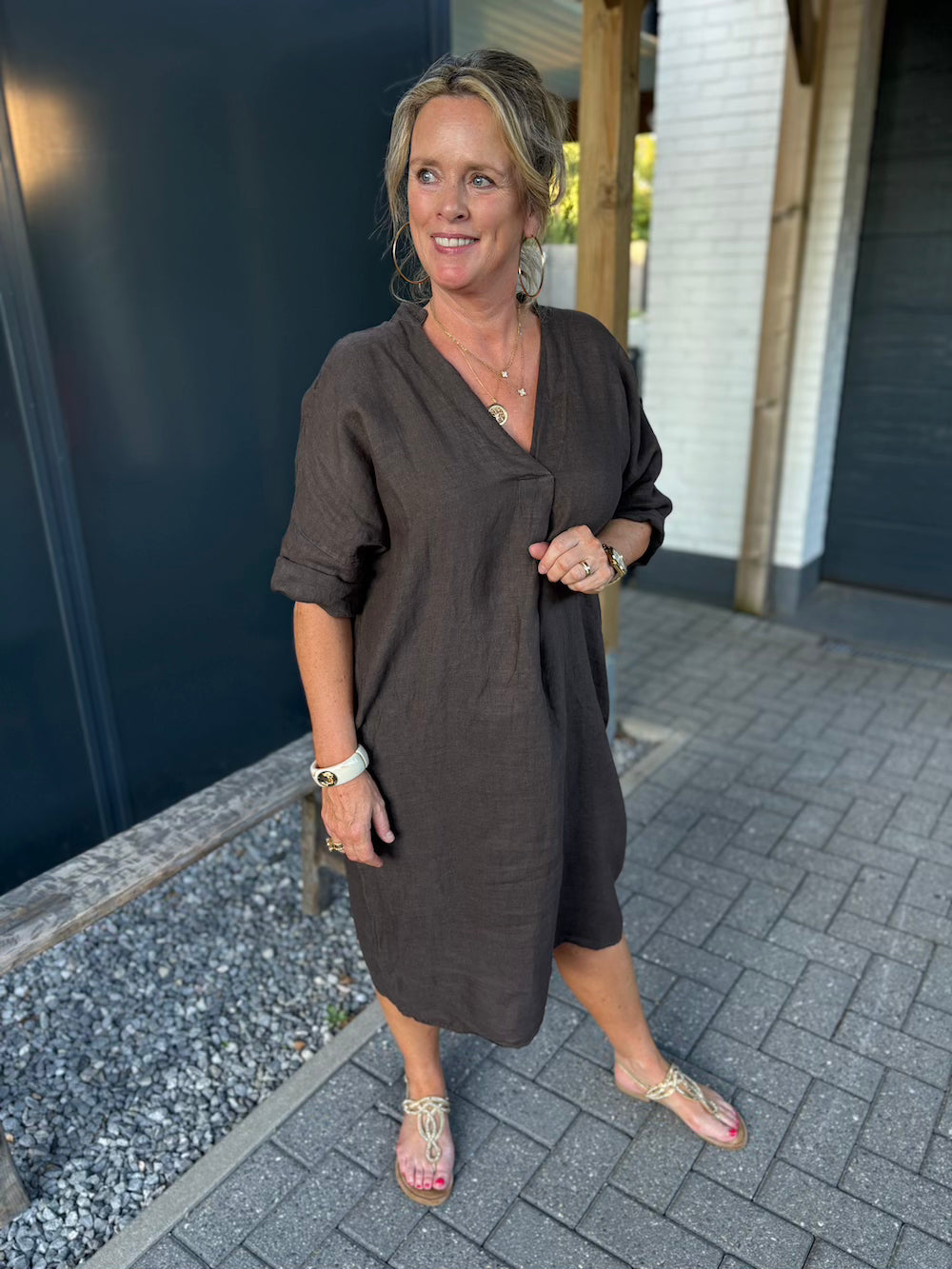 Mididress v hals linnen bruin