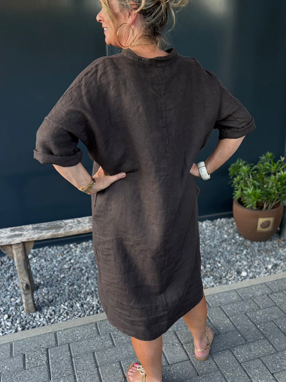 Mididress v hals linnen bruin