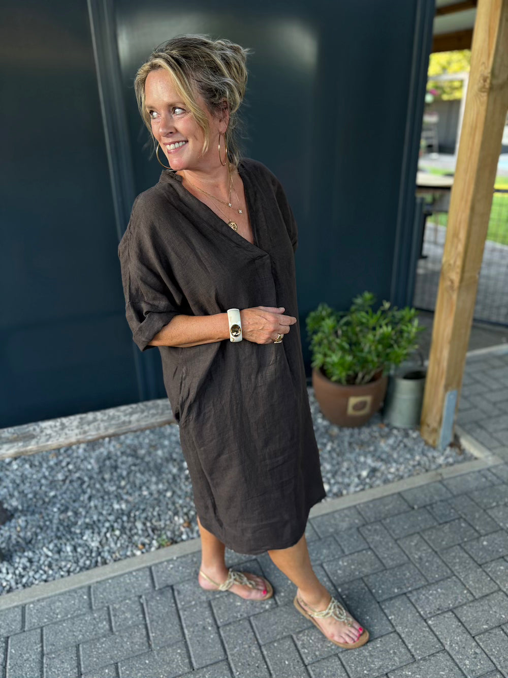 Mididress v hals linnen bruin