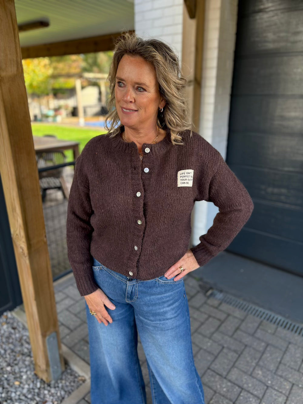 Vestje bruin "life isn't perfect but your outfit can be"