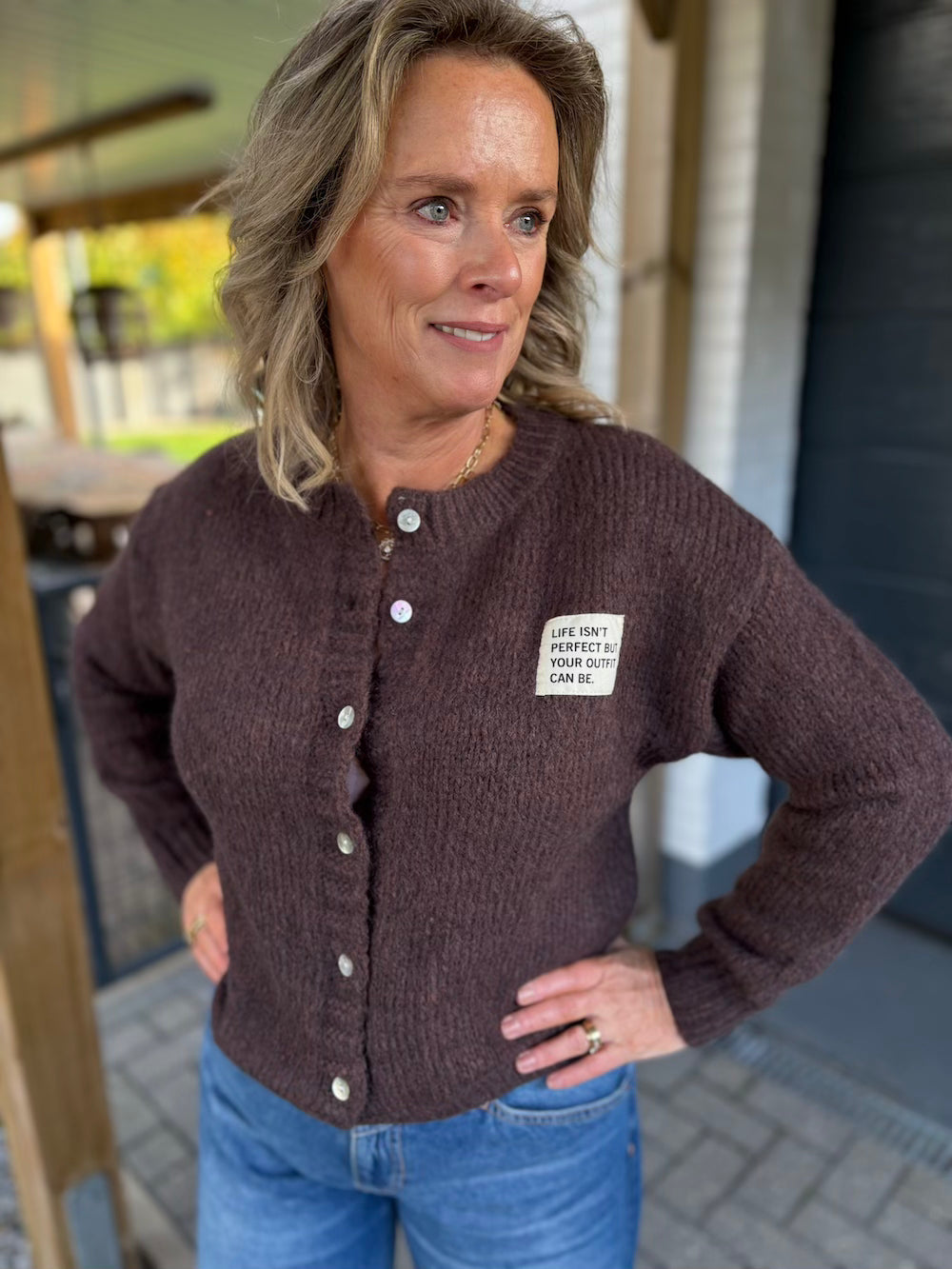 Vestje bruin "life isn't perfect but your outfit can be"