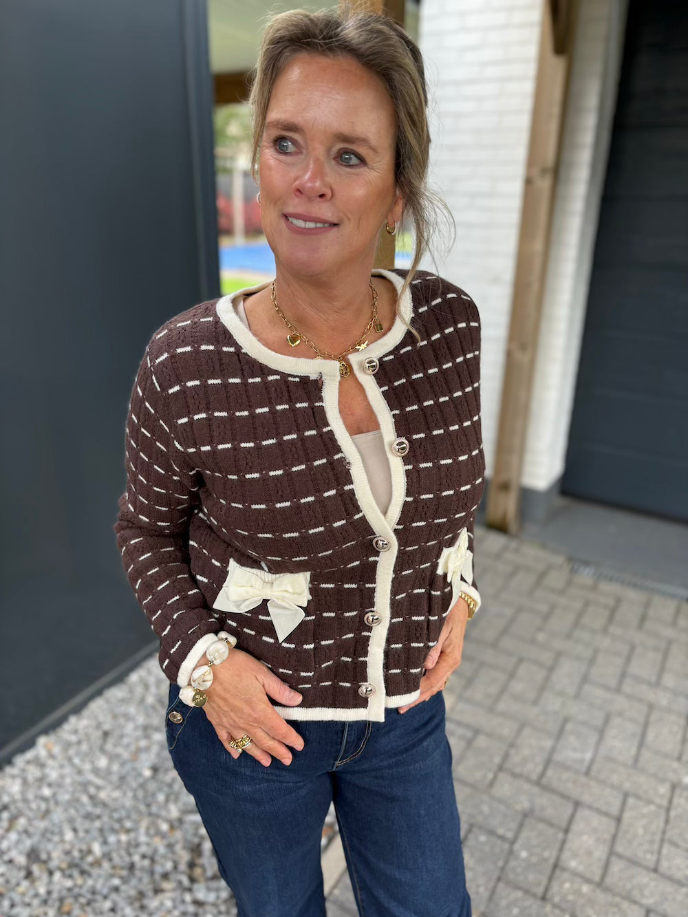 Vestje bruin met strikjes