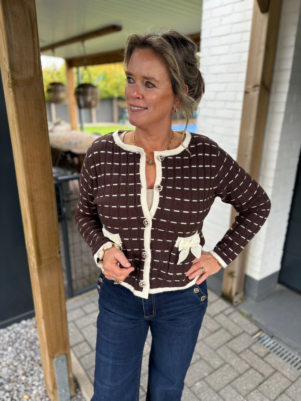 Vestje bruin met strikjes en mooie knoopjes