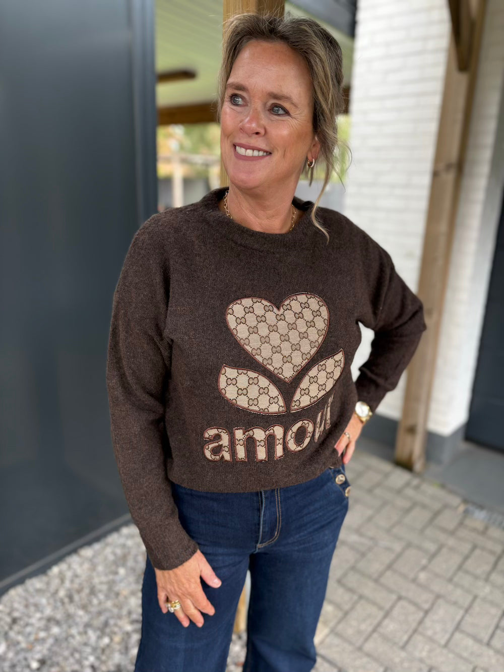 Trui met designer print bruin