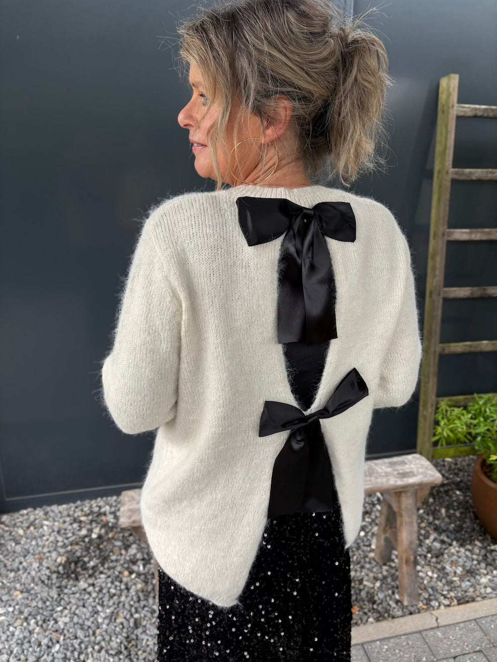 Trui  creme met zwarte strikken