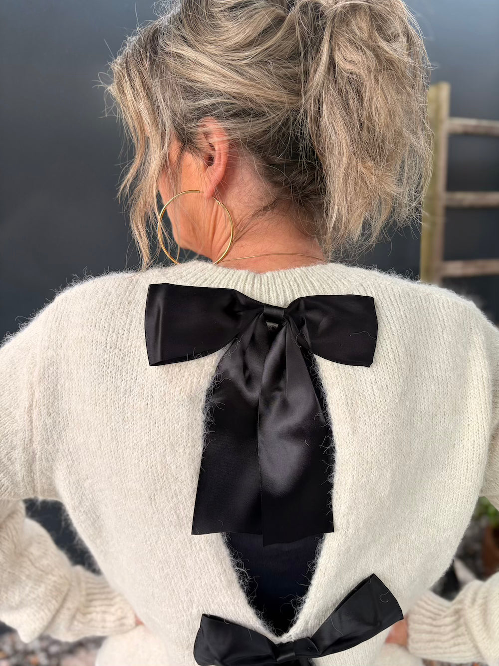 Trui  creme met zwarte strikken