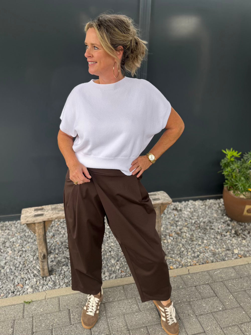 pantalon met schuine plooi bruin